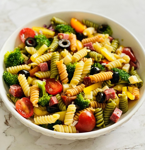 Mediterraner Nudelsalat